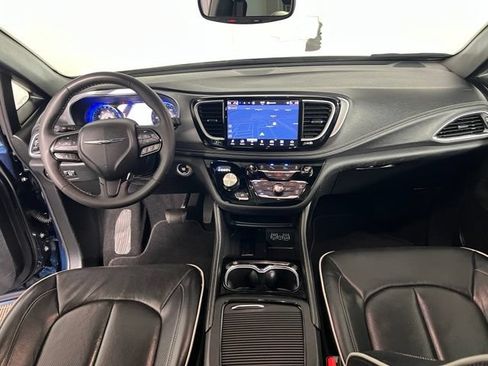 Certified 2025 Chrysler Pacifica Limited FWD image 31