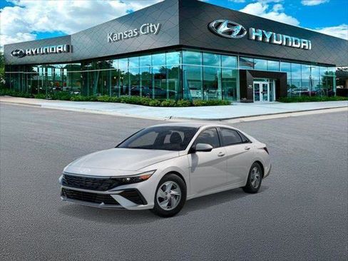 New 2026 Hyundai Elantra SE image 1