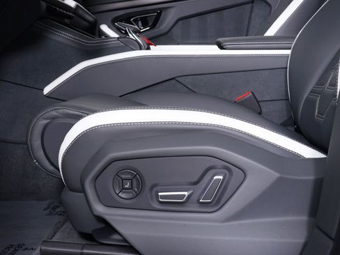 Used 2025 Lamborghini Urus SE AWD/4WD image 25