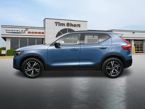 Used 2024 Volvo XC40 B5 Core AWD/4WD image 2