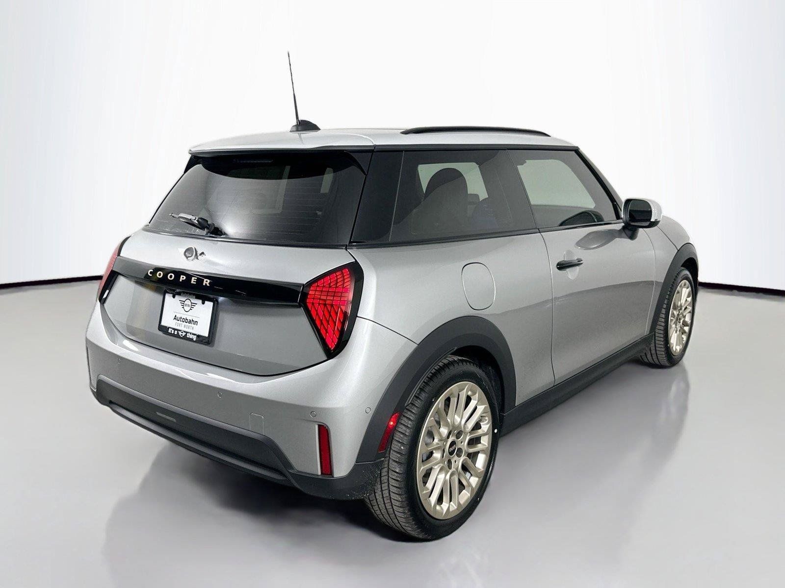 Used 2025 MINI Cooper 2-Door Hardtop FWD image 4