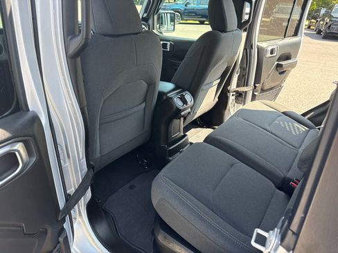 Used 2024 Jeep Wrangler Unlimited AWD/4WD image 11