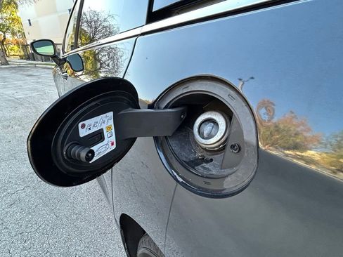 Used 2023 Chrysler Pacifica Touring-L image 41