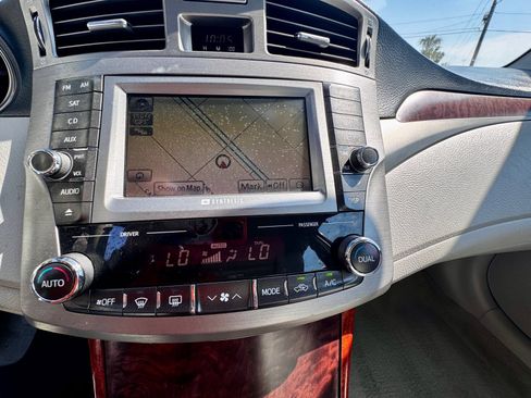 Used 2011 Toyota Avalon Limited FWD image 11