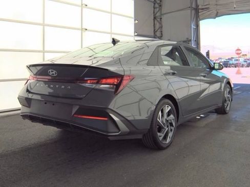 Used 2025 Hyundai Elantra Sport FWD image 5