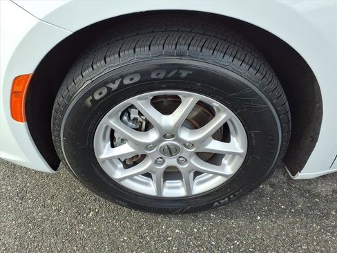 Used 2024 Chrysler Pacifica Touring-L image 10