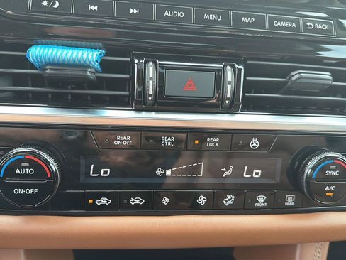Used 2024 Nissan Pathfinder Platinum w/ Black Appearance Package FWD image 12