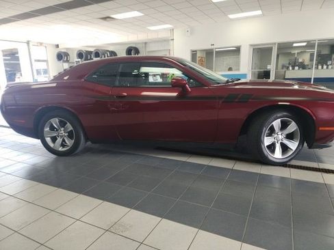 Used 2019 Dodge Challenger SXT RWD image 2