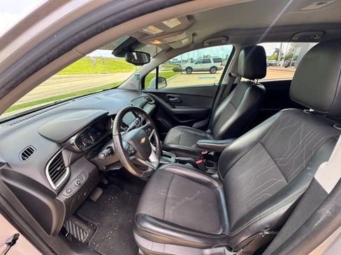 Used 2020 Chevrolet Trax LT w/ LT Convenience Package image 9