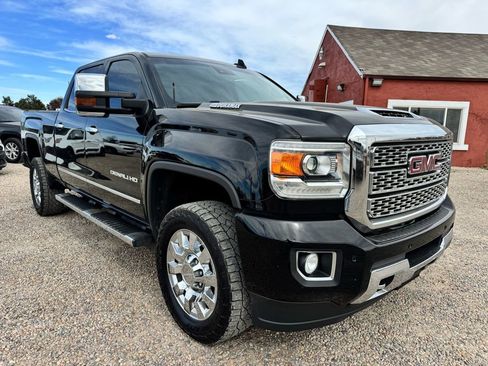 Used 2019 GMC Sierra 2500 Denali w/ Duramax Plus Package AWD/4WD image 1
