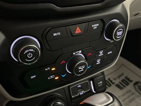 Used 2020 Jeep Renegade Limited w/ LED Lighting Group image 31