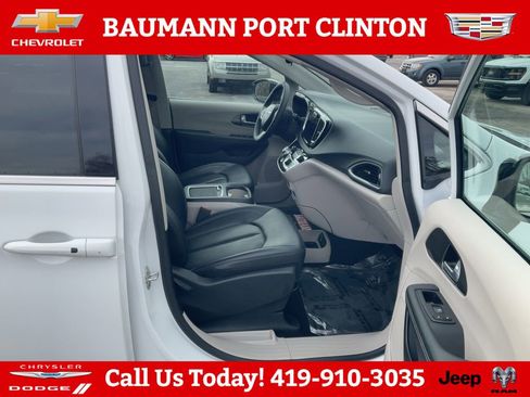 Used 2024 Chrysler Pacifica Touring-L FWD image 12