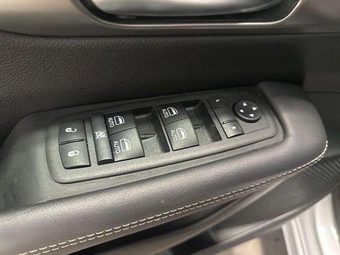 Used 2026 Chrysler Pacifica Select image 10