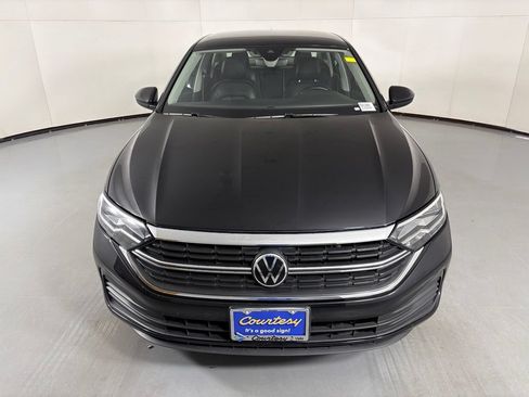 Used 2024 Volkswagen Jetta SE FWD image 3