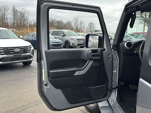 Used 2017 Jeep Wrangler Sahara image 11