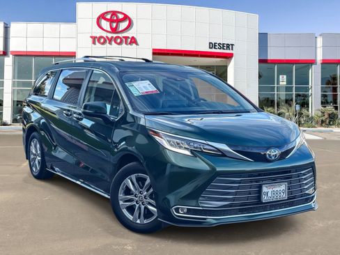Used 2024 Toyota Sienna Limited image 1