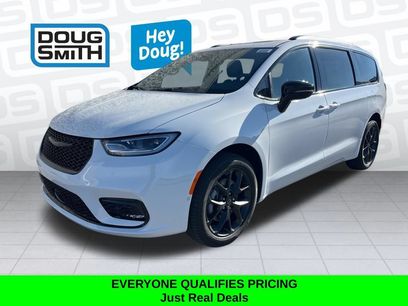 New 2026 Chrysler Pacifica Limited w/ S Appearance Package