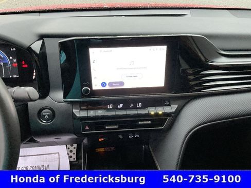Used 2025 Toyota Camry SE AWD/4WD image 30
