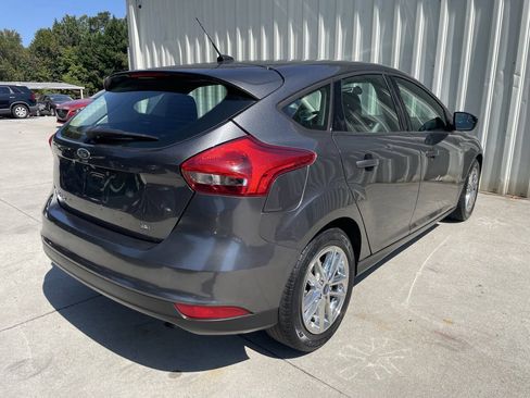 Used 2018 Ford Focus SE FWD image 3