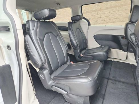 Used 2024 Chrysler Pacifica Touring-L image 18