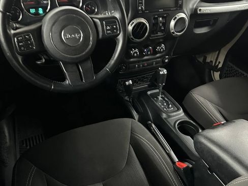 Used 2018 Jeep Wrangler Unlimited Sahara w/ Dual Top Group AWD/4WD image 18