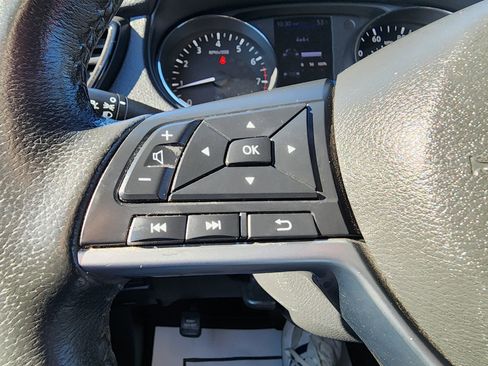 Used 2020 Nissan Rogue SV image 15