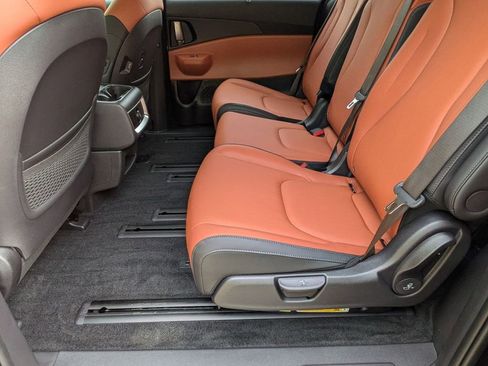 Used 2025 Kia Carnival EX image 22