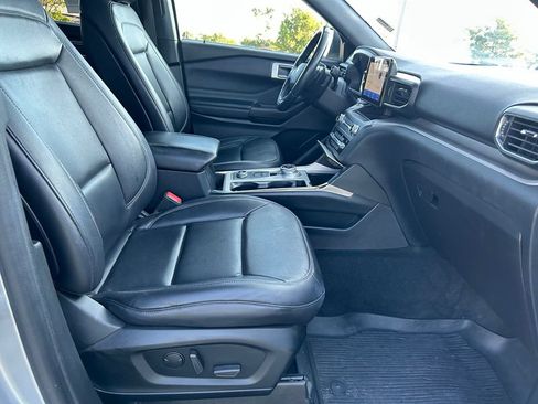 Used 2020 Ford Explorer XLT w/ Equipment Group 202A AWD/4WD image 32