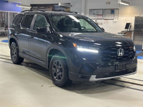 Used 2025 Honda Pilot TrailSport image 3