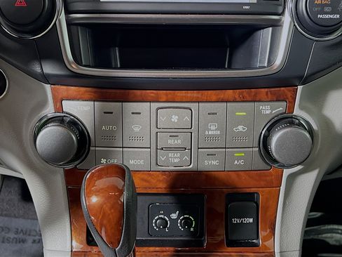 Used 2013 Toyota Highlander Limited FWD image 26
