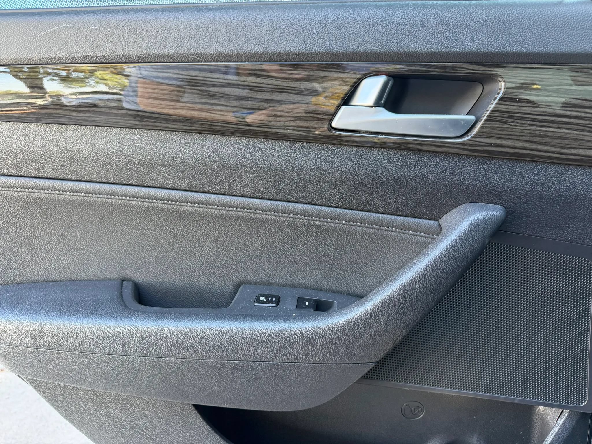 Used 2015 Hyundai Sonata Limited w/ Option Group 06 FWD image 11