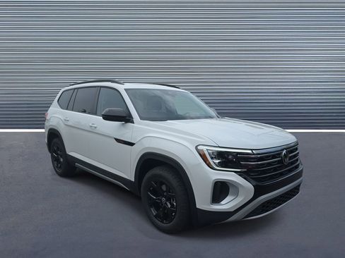 New 2026 Volkswagen Atlas Peak Edition AWD/4WD image 2