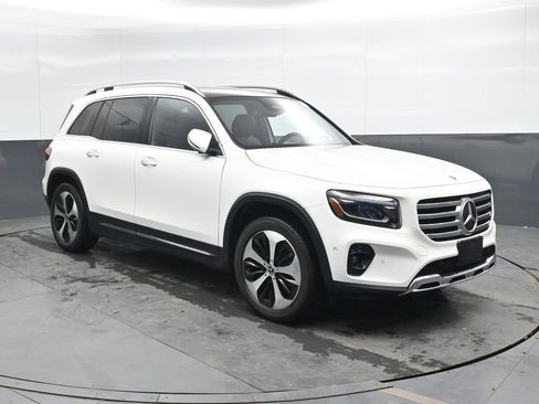 Used 2025 Mercedes-Benz GLB 250 4MATIC image 4