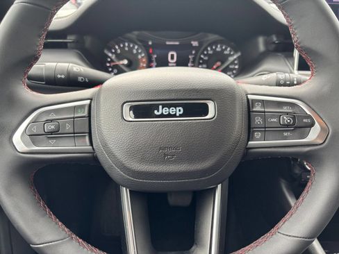 Used 2025 Jeep Compass Trailhawk AWD/4WD image 28