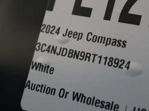 Used 2024 Jeep Compass Latitude AWD/4WD image 39