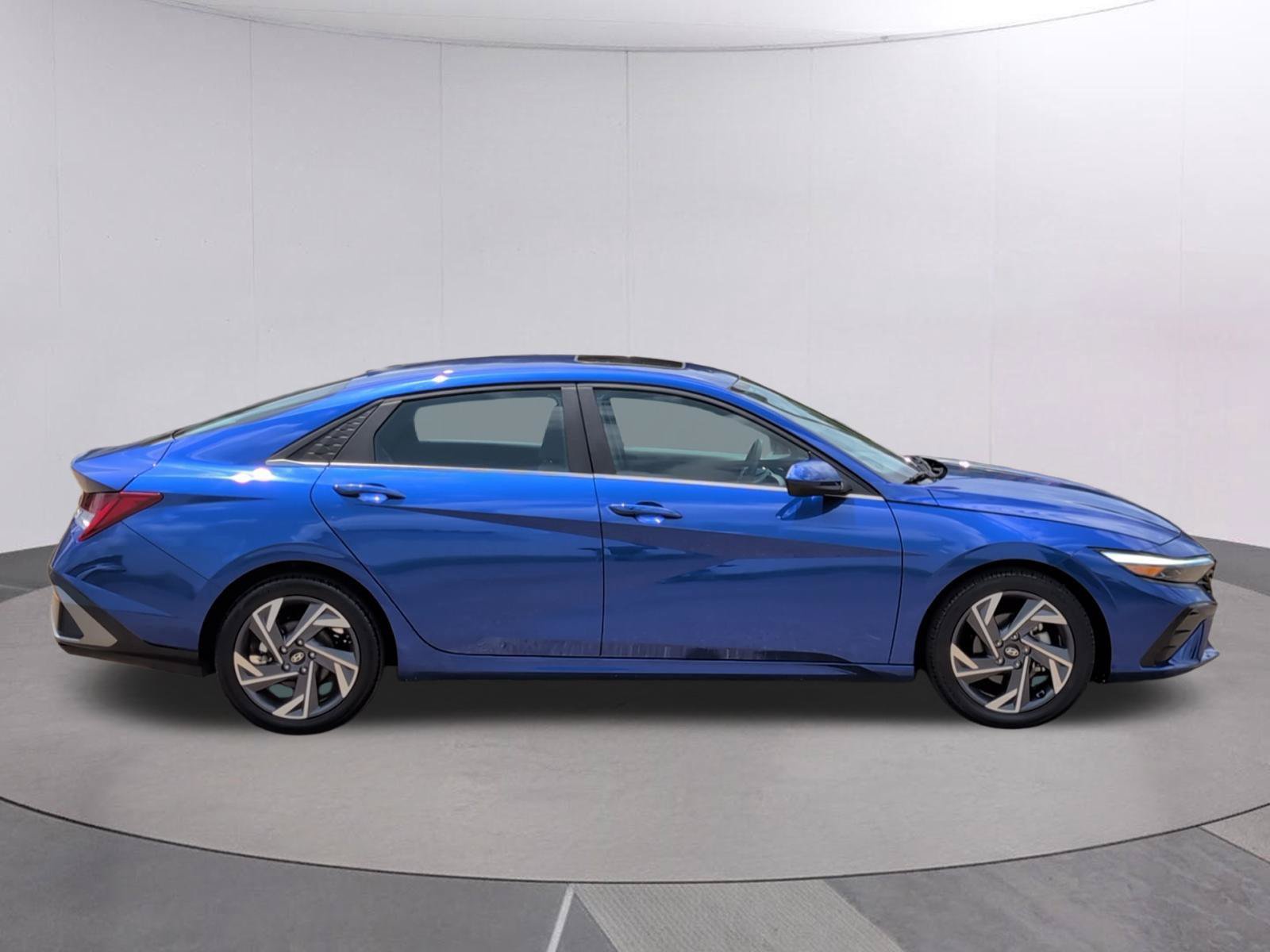 Used 2025 Hyundai Elantra SEL FWD image 7