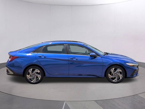 Used 2025 Hyundai Elantra SEL FWD image 7