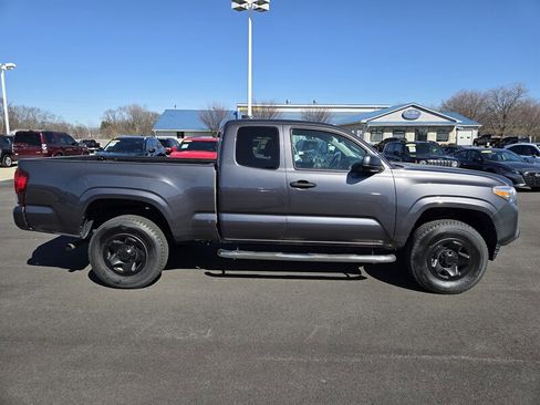 Used 2022 Toyota Tacoma SR image 2