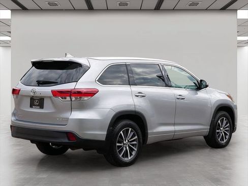 Used 2017 Toyota Highlander XLE AWD/4WD image 5