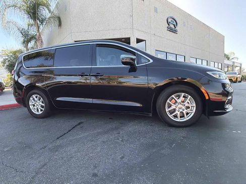 Used 2024 Chrysler Pacifica Touring FWD image 3