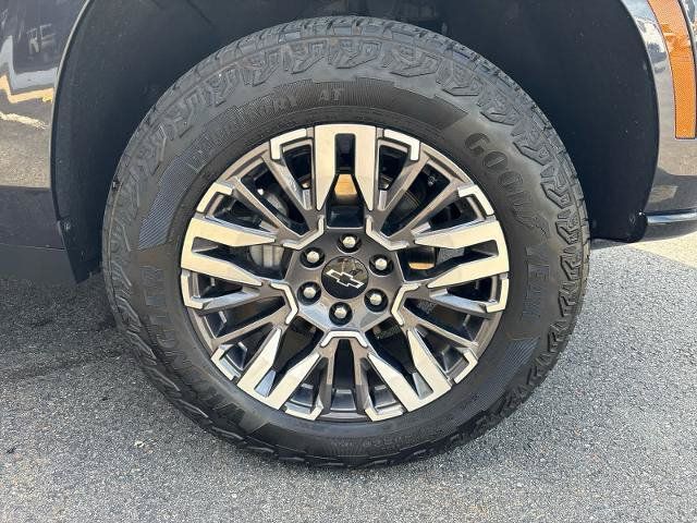 Used 2026 Chevrolet Suburban Z71 AWD/4WD image 14