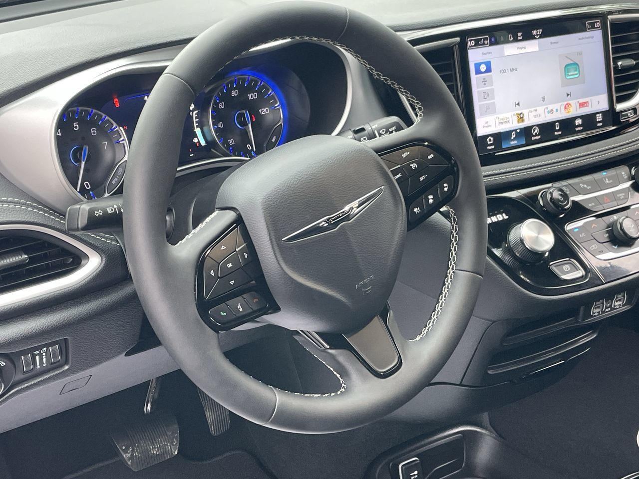 Used 2024 Chrysler Pacifica Touring-L w/ S Appearance Package FWD image 30