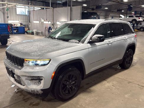 Used 2024 Jeep Grand Cherokee Laredo image 1