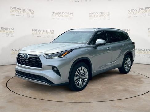 Used 2024 Toyota Highlander Platinum AWD/4WD image 1