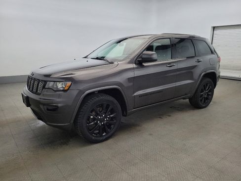 Used 2021 Jeep Grand Cherokee Laredo X image 2