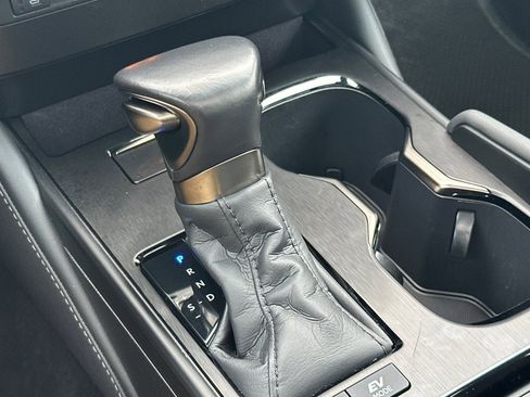 Certified 2025 Lexus ES 300h w/ Premium Package image 17