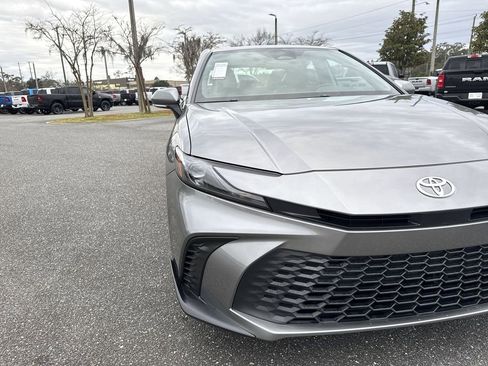 Used 2025 Toyota Camry SE image 9