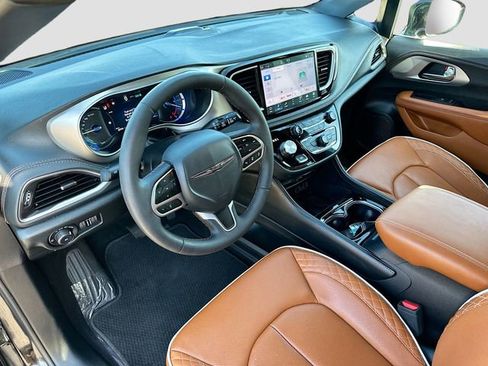 Used 2025 Chrysler Pacifica Pinnacle FWD image 9