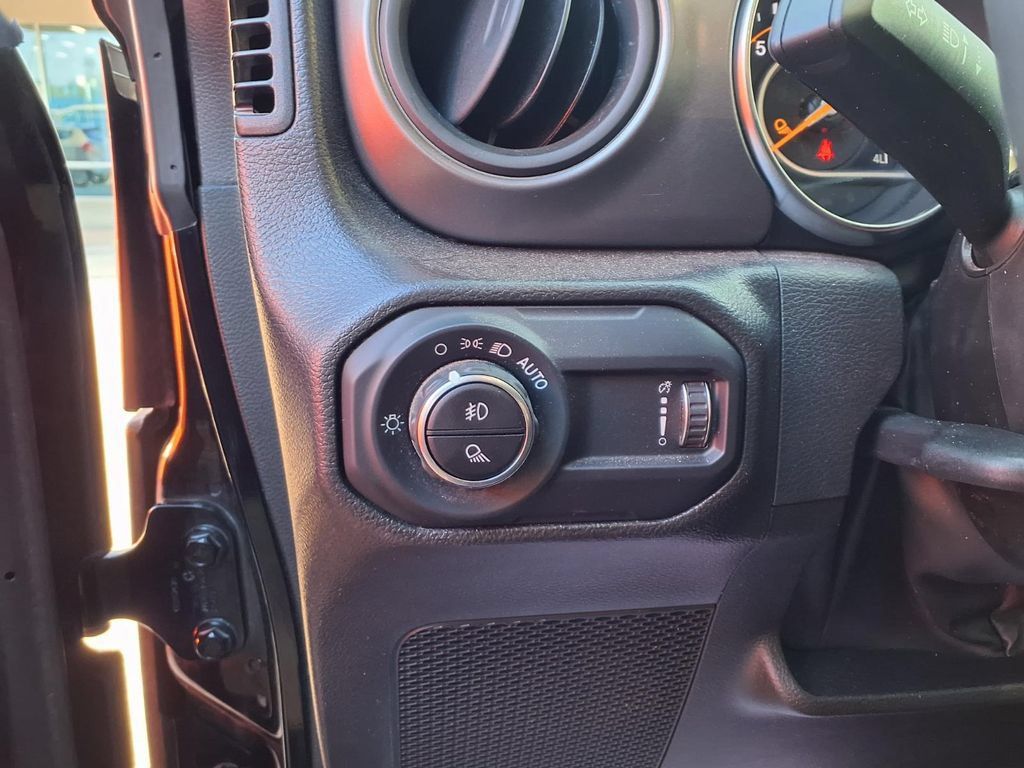 Used 2023 Jeep Gladiator Sport AWD/4WD image 12