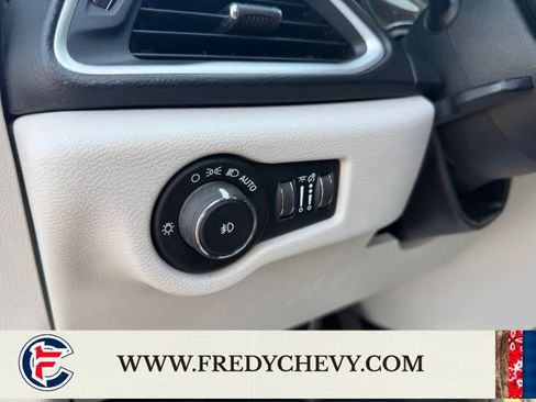 Used 2020 Chrysler Pacifica Touring-L FWD image 21